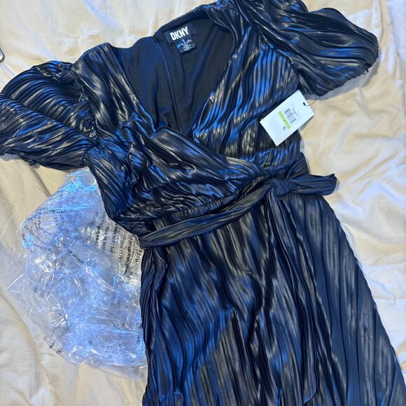 NWT DKNY Women's Black Pleated Faux Wrap Dress - Picture 2 of 2